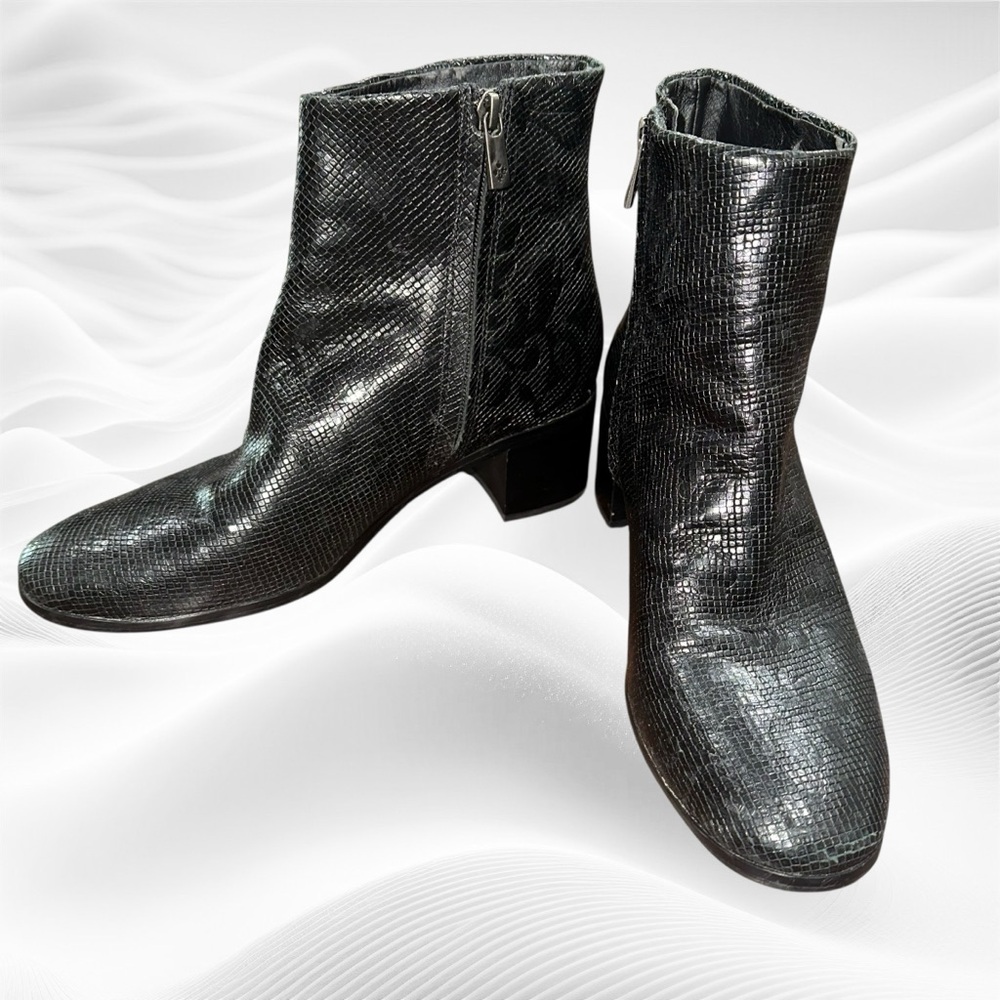 Patricia Nash Marcella Boot size 10M Black Faux Snake Embossed Floral *flaw*